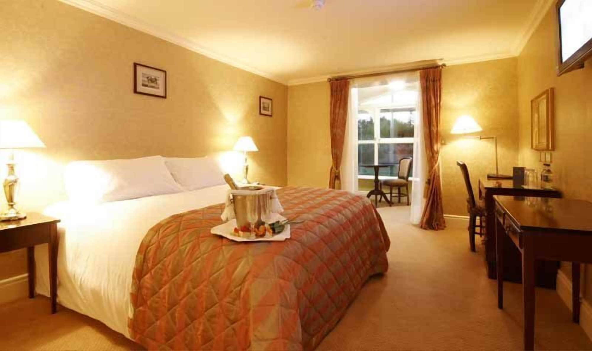 Finnstown Castle Hotel Лукан Екстер'єр фото